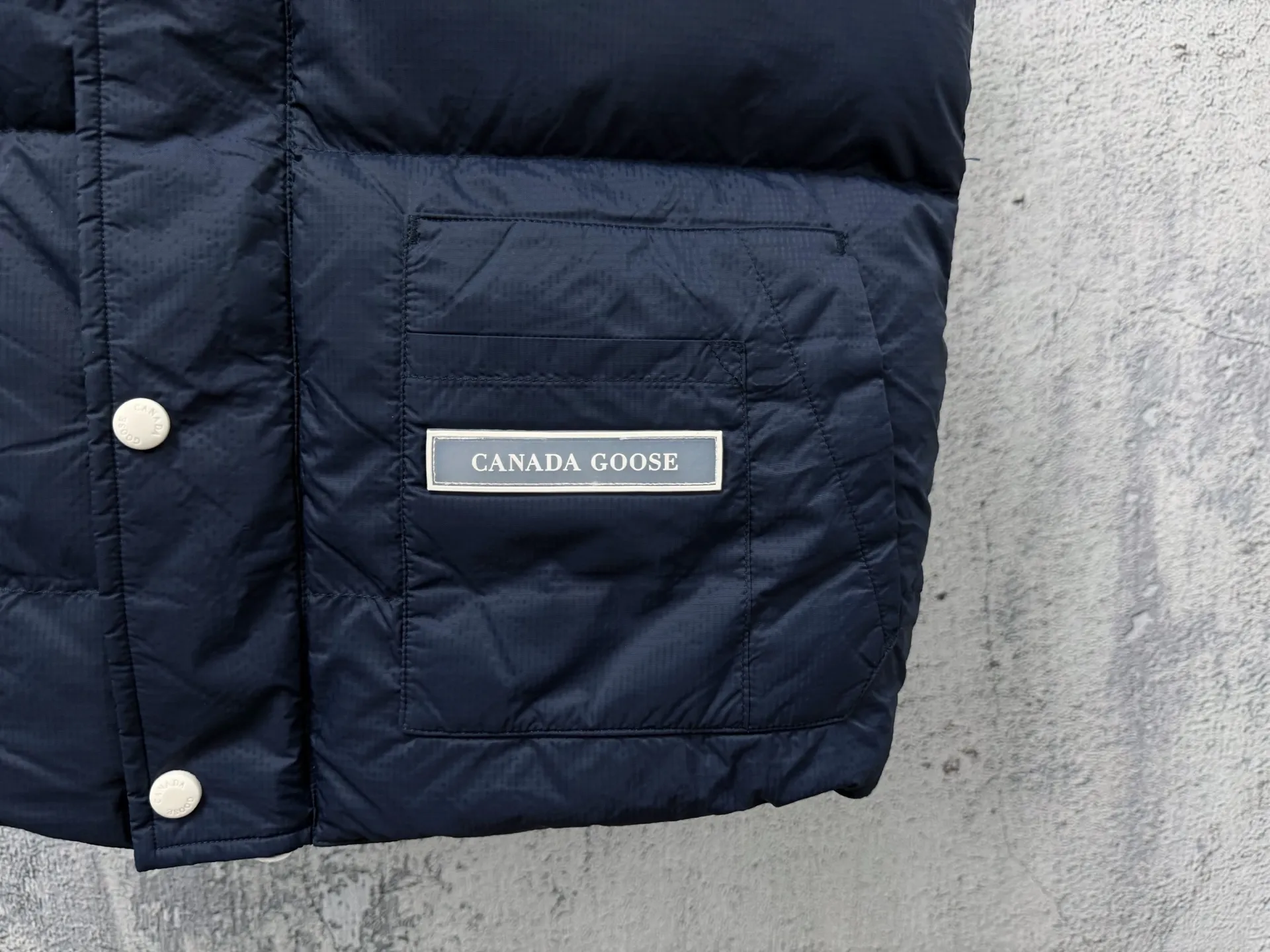 (Original 90) [Canadagoose] Canada Goose White Label Glacier Down Vest Canada Goose New Arrival "Northern Lights Series" Down Vest Canada Goose New Arrival "Northern Lights" Northern Lights White Label Down Vest is now available! The light and layered colors give people the feeling of being trapped in the mist around icebergs and glaciers. It can be said to be very dreamy! Original YKK zipper, Size:XS-XXL